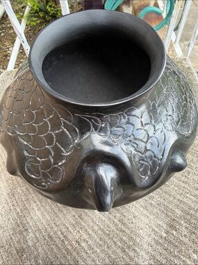 Navajo pottery by Lidia Renteria de Cota